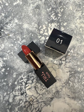 Load image into Gallery viewer, HYDRATING LONG LASTING LIPSTICK