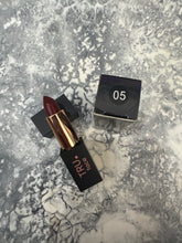 Load image into Gallery viewer, HYDRATING LONG LASTING LIPSTICK